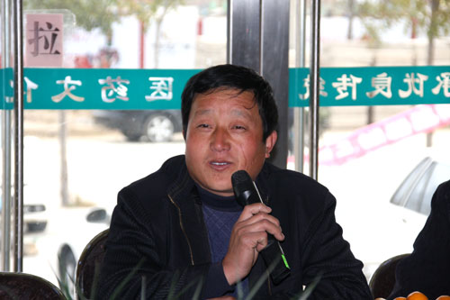 平邑患者李成富股骨头完全塌陷、生活不能自理，在保生堂医院坚持用药三年后完全康复，成了当地的致富能手。